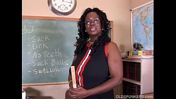Heiße alte afrikanische Lehrerin kopuliert ihre feuchte, bissige Spalte für dich