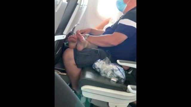 Echte öffentliche offene gealterte britische Füße im Flugzeug verbreitern Zehensohlen