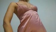 Die jugendliche Stiefmutter in einem rosa Satin-Nachthemd lässt meinen Schlong explodieren