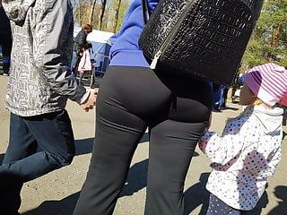 Amazing wet thighs milfs in constricted leggings
