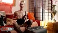 Yelena Vera, blonde aux seins âgés, se déshabille seule sur sa webcam