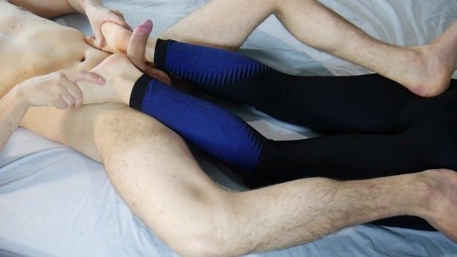Tickle Fußarbeit, Milf in Yoga Höschen - kitzelnde Füße